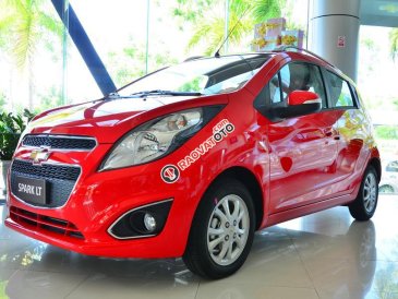 Bán xe Chevrolet Spark LT màu đỏ, trả góp ngân hàng, giao tận nơi - LH: 090 102 7 102 Ms Huyền