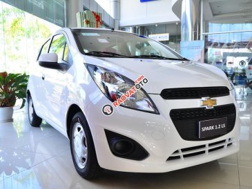 Bán xe Chevrolet Spark LS màu trắng, trả góp ngân hàng, giao tận nơi - LH: 090 102 7 102 Ms Huyền