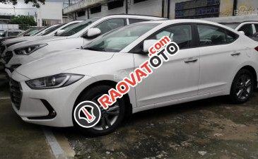 Bán xe Hyundai Elantra đời 2016, màu trắng, đủ xe, đủ màu, xe giao tận nhà, LH: 0938 107 556