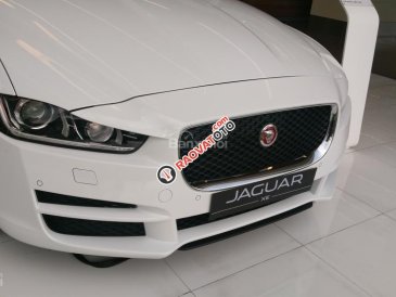 Bán xe sedan hạng sang, bán Luxury Jaguar XF Pure -2017 màu trắng, xe giá tốt- gọi 0918842662