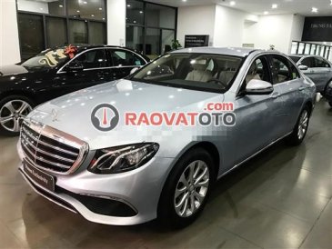 Cần bán Mercedes E200 đời 2015, màu bạc