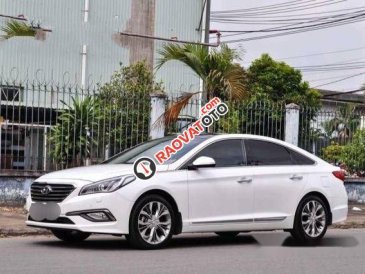 Bán xe Hyundai Sonata AT đời 2015, màu trắng chính chủ
