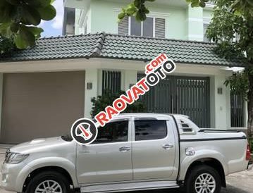 Bán xe Toyota Hilux E 2014, màu bạc số sàn