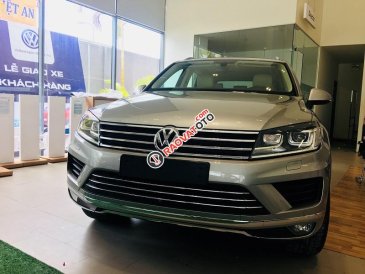 Bán Volkswagen Touareg màu bạc xe nhập, Giá tốt nhất thị trường hiện nay. Giảm mạnh 369 triệu, hotline: 0942050350