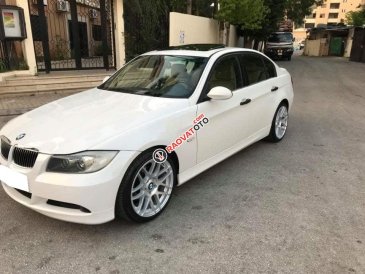 Cần bán xe BMW 320i 2007 màu trắng, nội thất kem