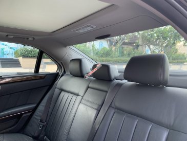 Xe Mercedes E300 đời 2010, màu nâu