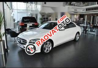 Cần bán Mercedes E250 màu trắng, đăng ký tháng 1/2018