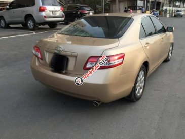 Cần bán lại xe Toyota Camry LE năm 2010, nhập khẩu, màu vàng cát