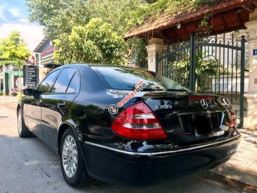 Bán ô tô Mercedes E200 năm 2004, màu đen