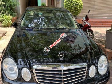 Bán xe Mercedes E280 sản xuất năm 2004, màu đen, giá tốt
