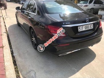 Bán Mercedes E300 sản xuất năm 2018, màu đen  