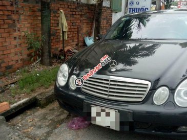 Thanh lý xe Mercedes E200 đời 2004, màu đen, giá chỉ 225 triệu