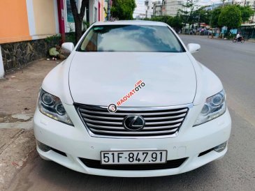 Bán xe Lexus LS460L sản xuất 2010 màu trắng, 5 ghế có matxa, rada, nâng hạ gầm
