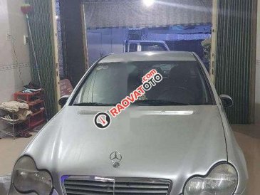 Bán Mercedes C200 sản xuất năm 2002, màu bạc, nhập khẩu nguyên chiếc, xe gia đình