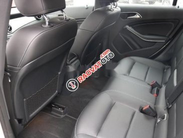 Cần bán Mercedes đời 2017, màu trắng xe gia đình, còn nguyên bản