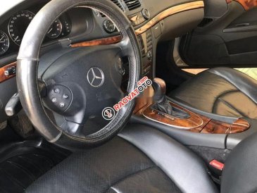 Cần bán Mercedes E200 2004, màu bạc giá cạnh tranh