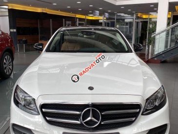 Cần bán xe Mercedes E300 sản xuất 2019, màu trắng