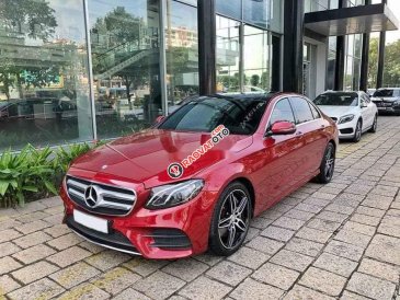Cần bán gấp Mercedes E300 sản xuất 2017, màu đỏ