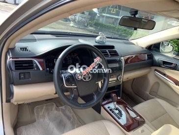 Bán Toyota Camry 2.0E 2013, màu xám còn mới, giá tốt