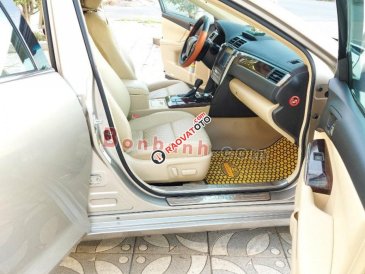 Bán Toyota Camry E năm 2017, màu xám còn mới