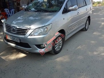Xe Toyota Innova E năm 2013, màu bạc xe gia đình