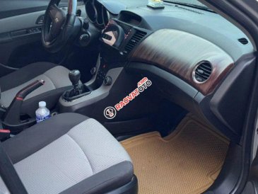 Bán Chevrolet Cruze 1.6MT đời 2016, màu bạc còn mới