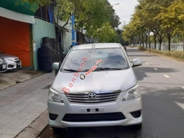 Bán xe Toyota Innova E sản xuất 2012, màu bạc