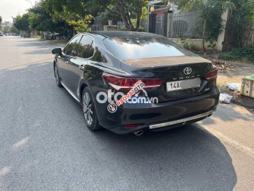 Bán xe Toyota Camry AT đời 2019, màu đen còn mới