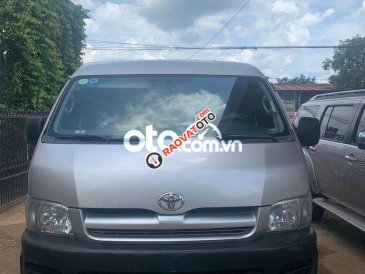 Bán ô tô Toyota Hiace MT năm 2005, màu bạc, nhập khẩu nguyên chiếc 