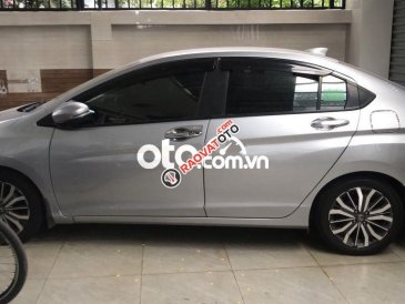 Bán Honda City AT năm sản xuất 2017, màu bạc xe gia đình