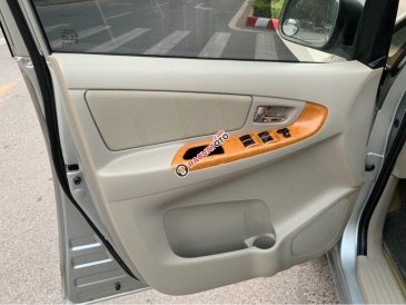 Bán Toyota Innova G năm sản xuất 2010, màu bạc xe gia đình, giá chỉ 290 triệu