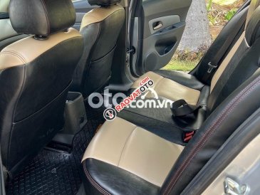 Xe Chevrolet Cruze LS năm 2011, màu bạc số sàn