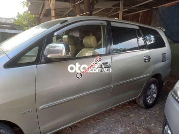 Xe Toyota Innova G sản xuất 2006, màu bạc xe gia đình