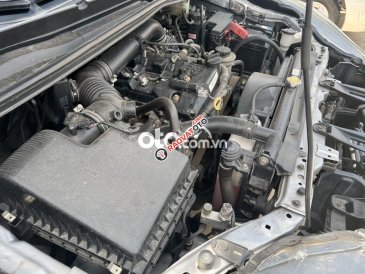 Cần bán xe Toyota Innova 2.0E sản xuất 2016, màu bạc xe gia đình