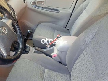 Bán Toyota Innova 2.0E năm sản xuất 2015, màu bạc, giá tốt