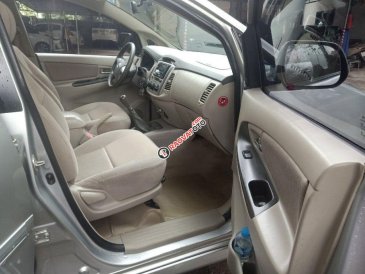 Cần bán Toyota Innova E sản xuất 2016, màu bạc