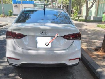 Bán xe Hyundai Accent 1.4 MT sản xuất 2018, màu trắng xe gia đình