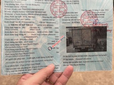 Xe tải màu trắng
