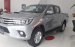 Cần bán xe Toyota Hilux đời 2017, màu bạc