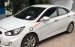 Cần bán xe Hyundai Accent 2013 số tự động màu trắng