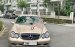 Cần bán Mercedes C200 đời 2002, màu ghi vàng xe gia đình